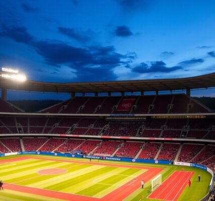 Paříž s Eiffelovou věží a sportovními stadiony