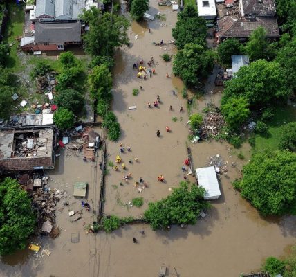 Pohled na zaplavené oblasti s poničenými budovami.