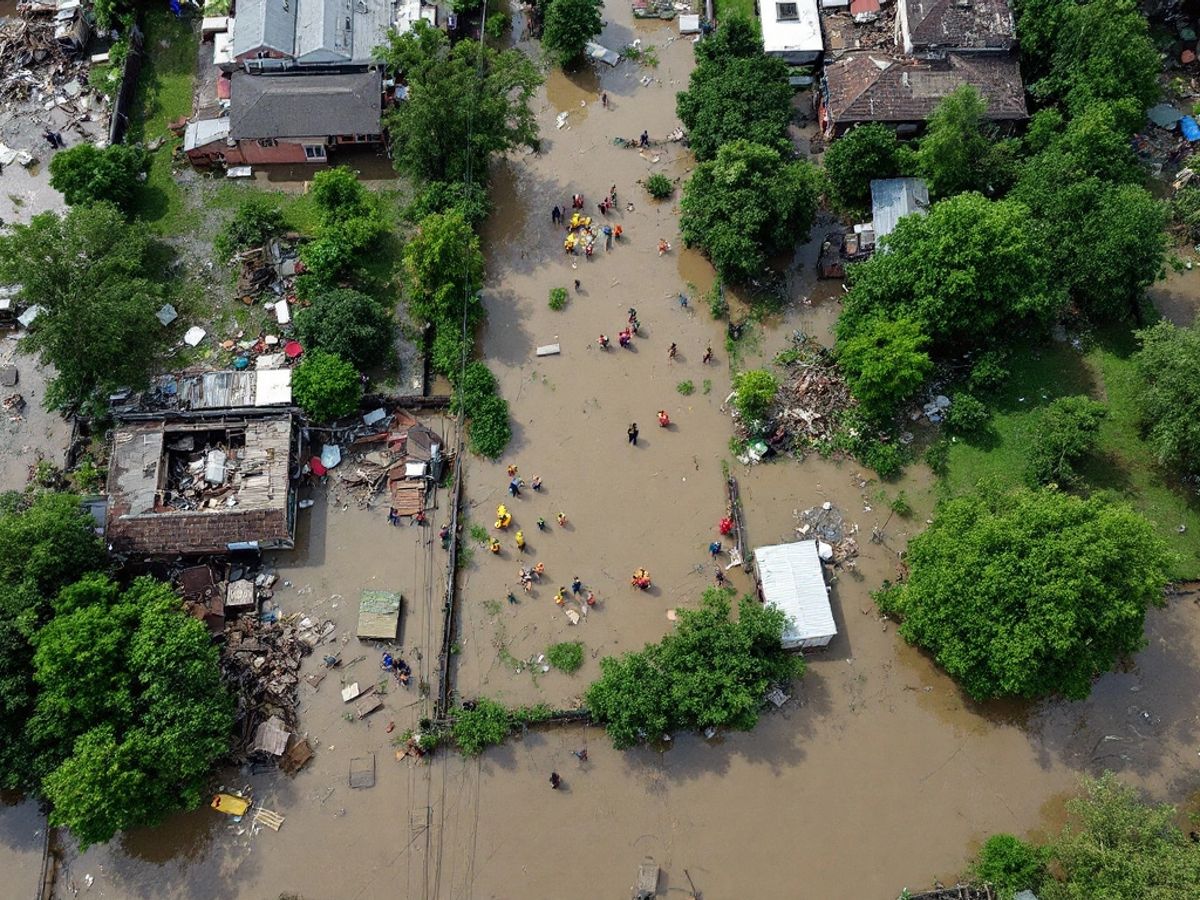 Pohled na zaplavené oblasti s poničenými budovami.